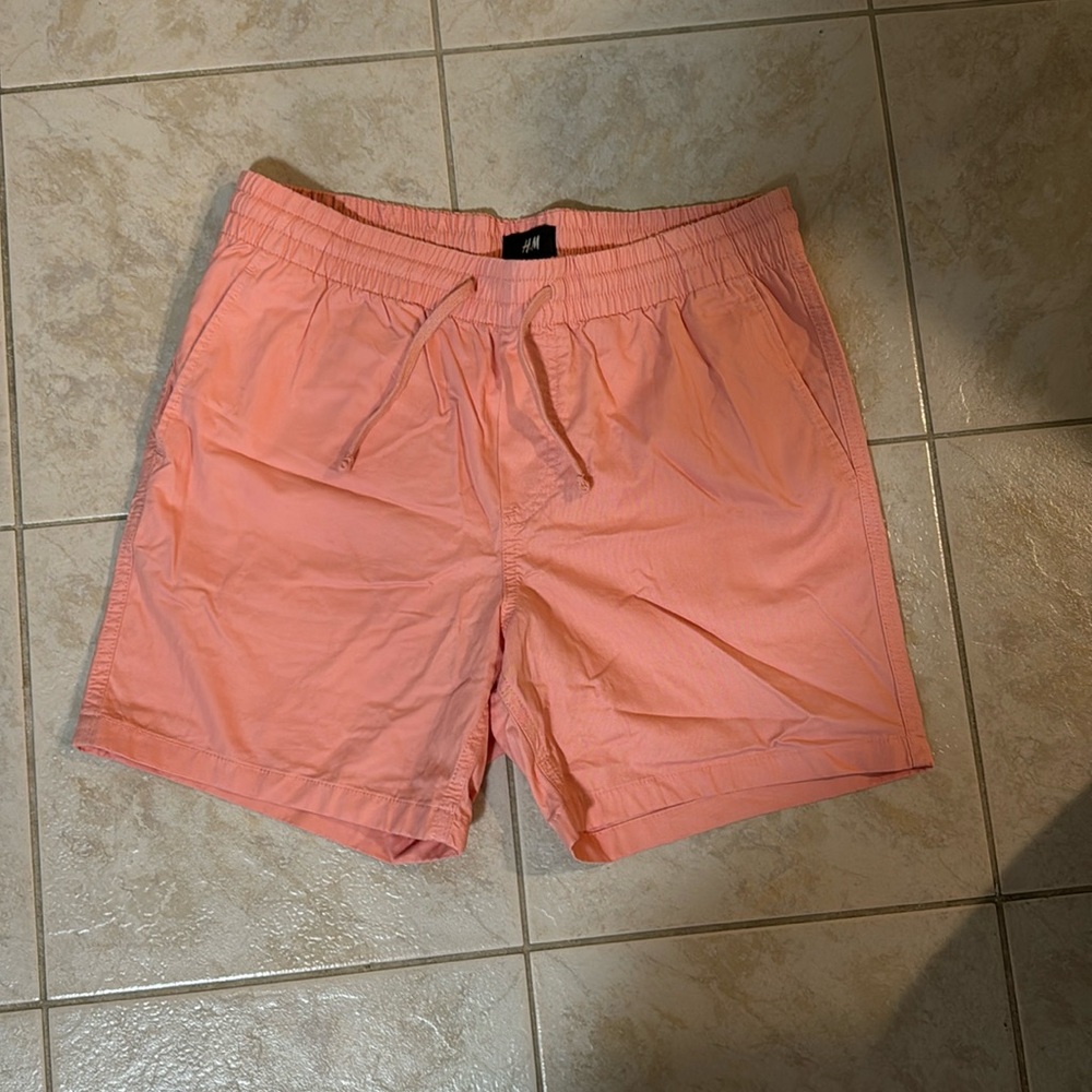 H&M. Men’s 33R. Salmon colored shorts. NWT!!!!